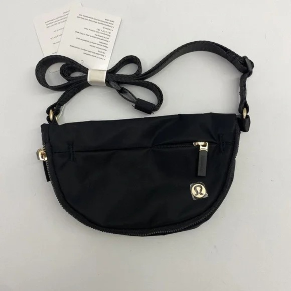 💼Lululemon - All Night Festival Bag - Micro 2L - Black/Gold - Picture 2 of 5